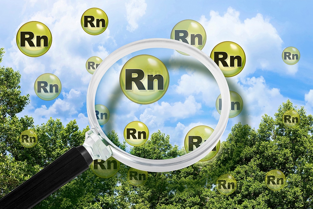 Molécules dangereuses de gaz radon (Rn) émanant du sol et polluant l'air – concept illustré sur un fond texturé et avec une loupe.
